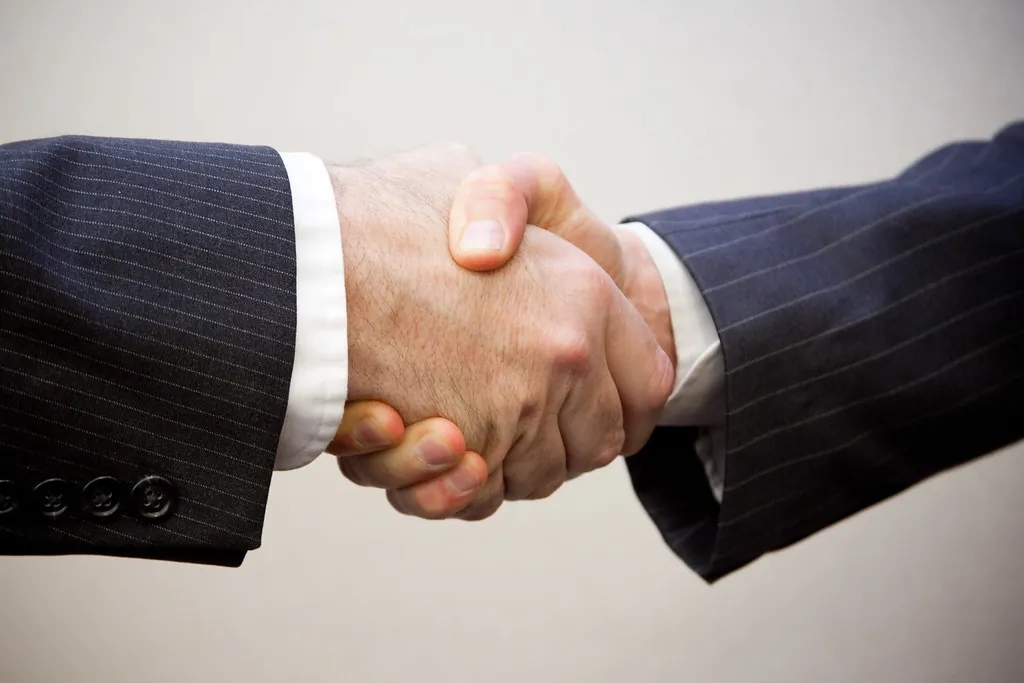 Encaixada de mans entre professionals després d'un acord