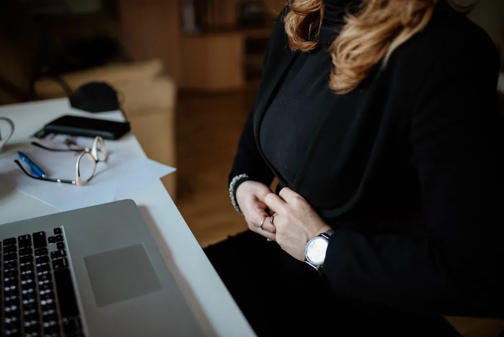 Persona treballant a l'escriptori amb ordinador portàtil